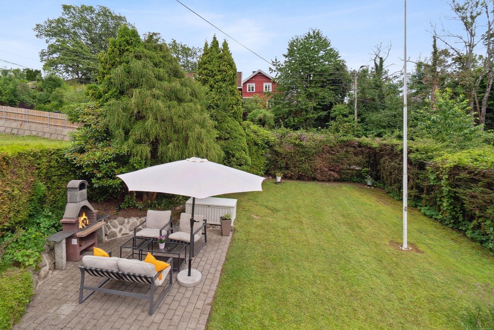 En relativt flat tomt som gir gode muligheter for lek og hageaktiviteter. Galleribilde
