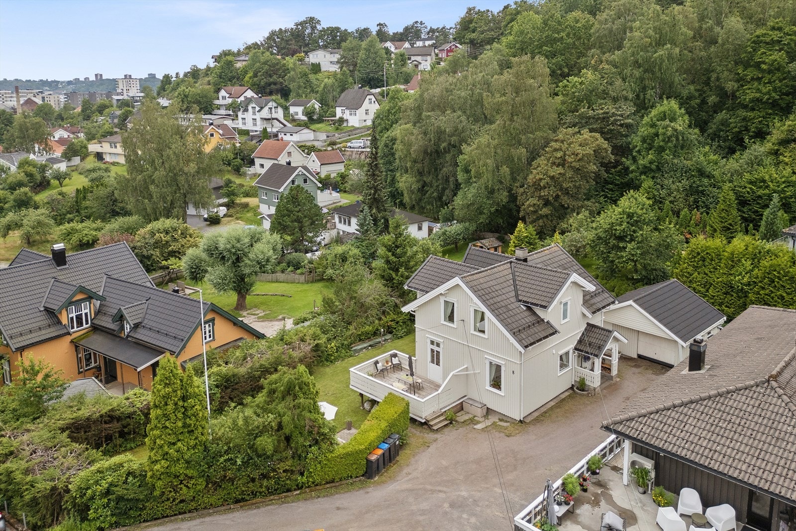 Eiendommen ligger i et etablert boligområde i Sandefjord. Galleribilde