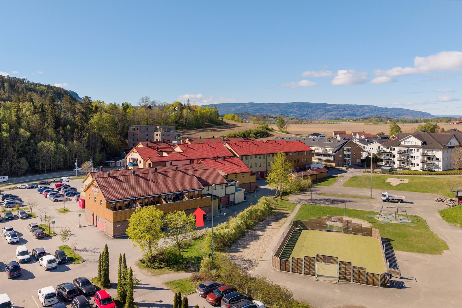 Her bor du med alle daglige servicetilbud innen kort avstand, blant annet dagligvarebutikk, Vinmonopolet, delikatessebutikken Lille Handleri, Hole Optikk, Vik Restaurant og Bar, tannlegesenter, solstudio og brukthandel. Galleribilde
