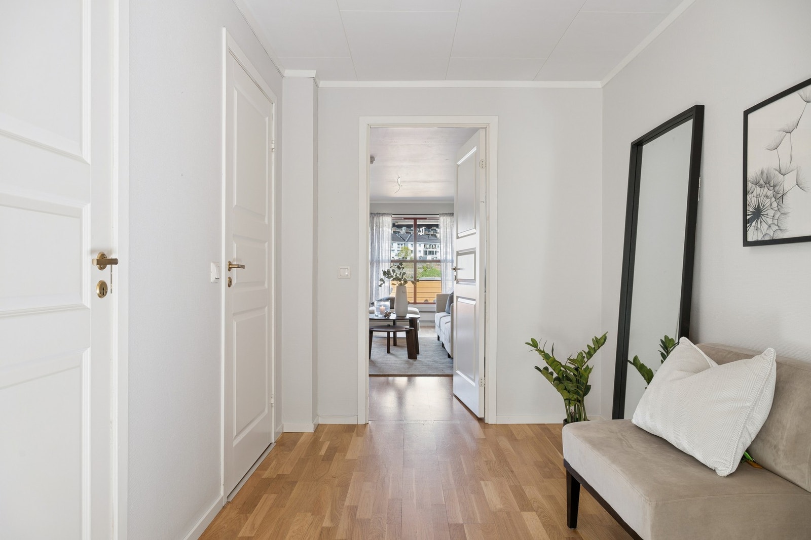 Her kommer du inn i en lys entre med plass til å hensette sko og yttertøy. Galleribilde