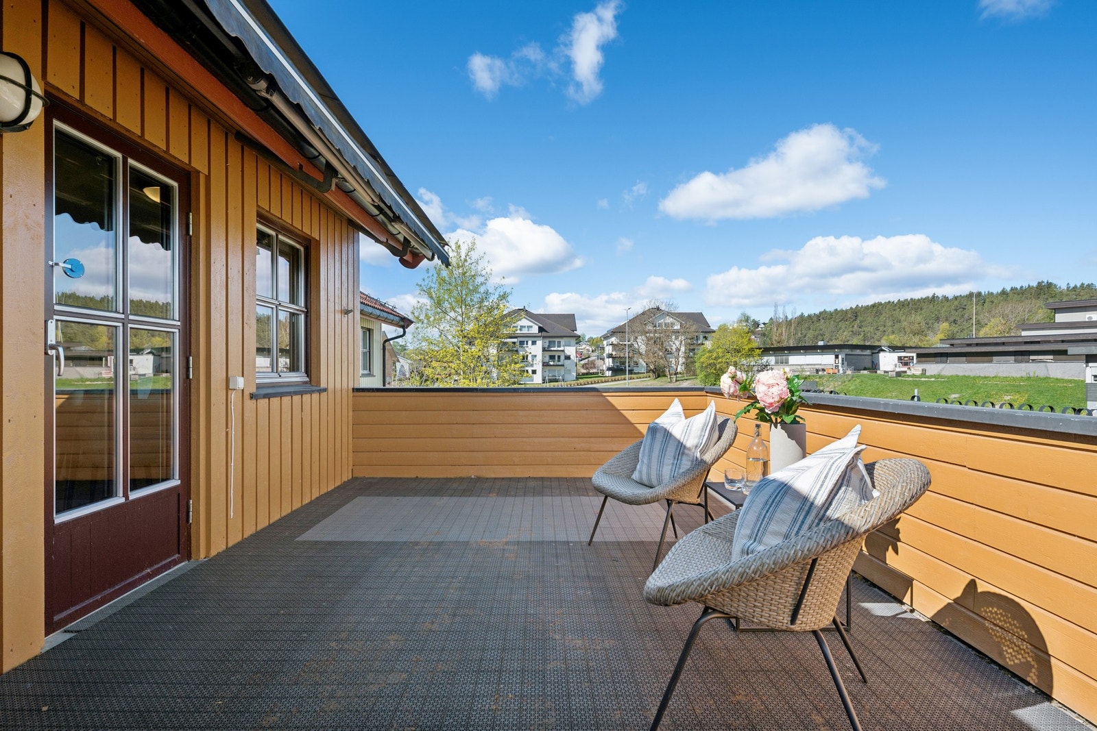 Fra stuen er det utgang til balkong på ca 20 kvm. Galleribilde