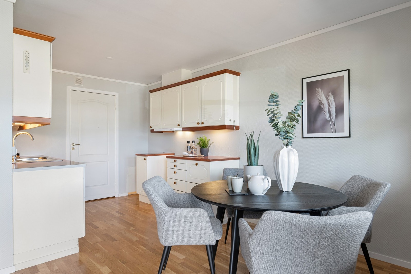 Kjøkken med profilerte fronter og laminat benkeplate. Galleribilde