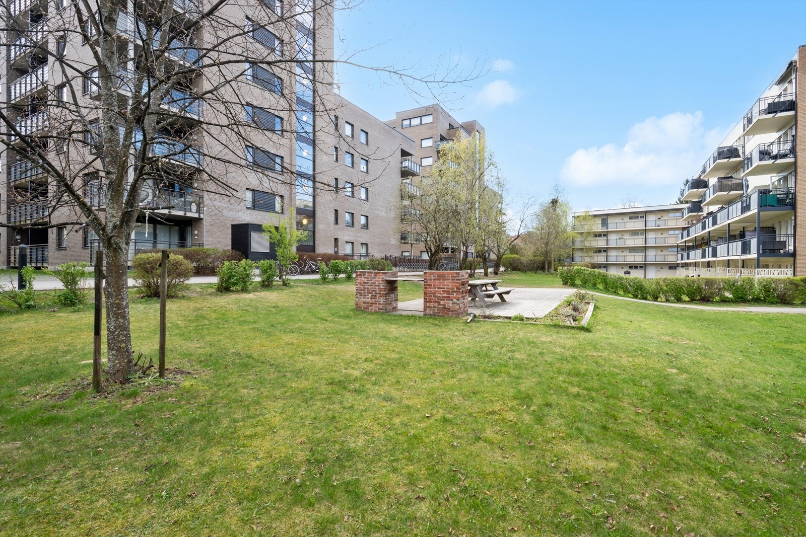 Flott utsikt fra markterrassen mot hyggelig bakgård med grønne omgivelser. Galleribilde