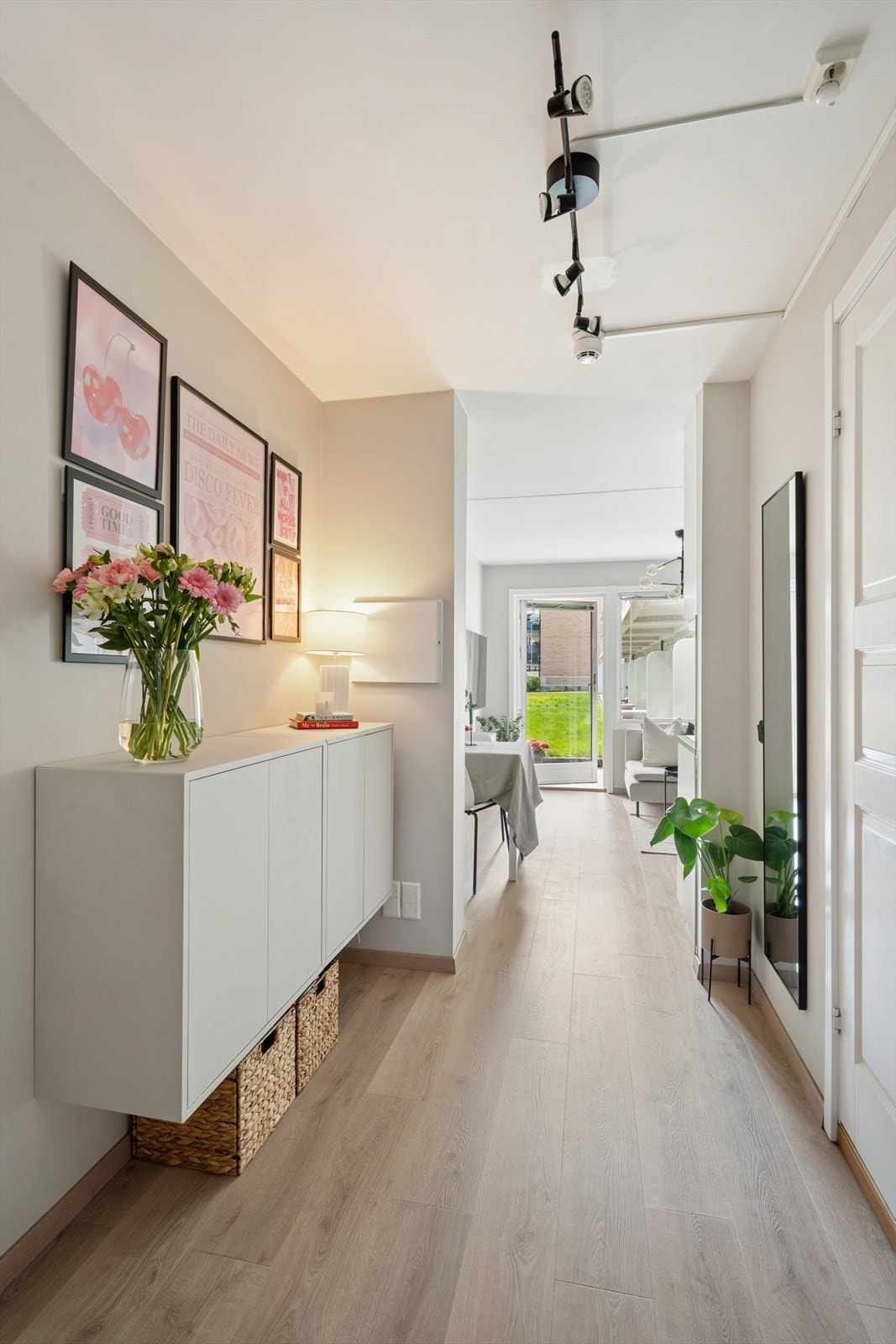 Romslig entré med god plass til oppbevaring. Galleribilde