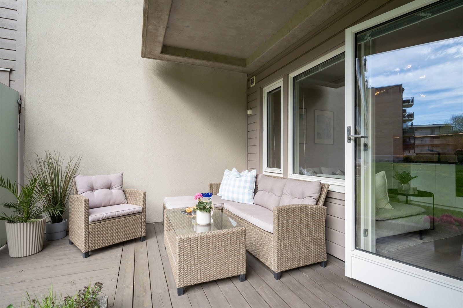 Fra stuen er det utgang til solrik markterrasse med god plass til utemøbler og hyggelige uteopphold. Uteplassen kan deles inn i to soner - både sittegruppe og grill. Galleribilde
