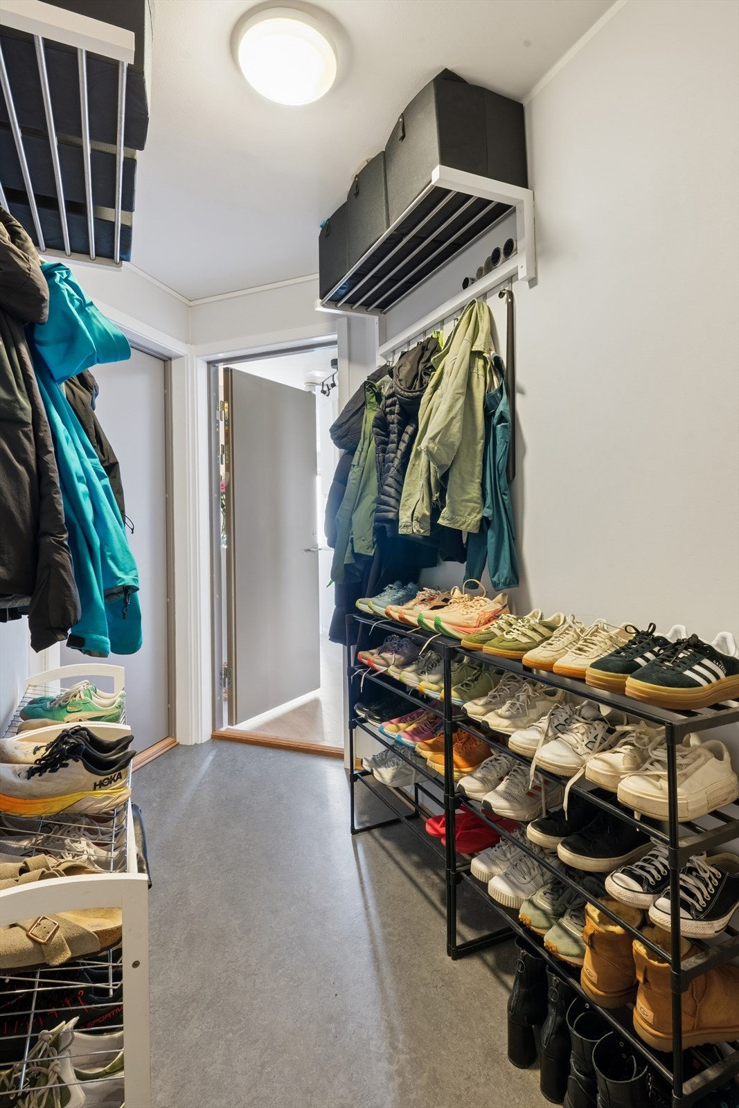 Felles gang med praktisk plass til oppbevaring. Galleribilde
