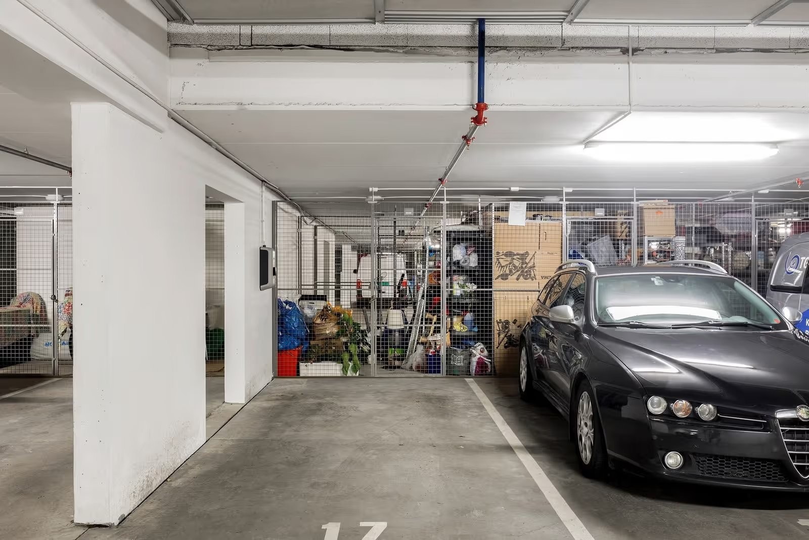 Garasjeplass - bod i bakgrunnen Galleribilde