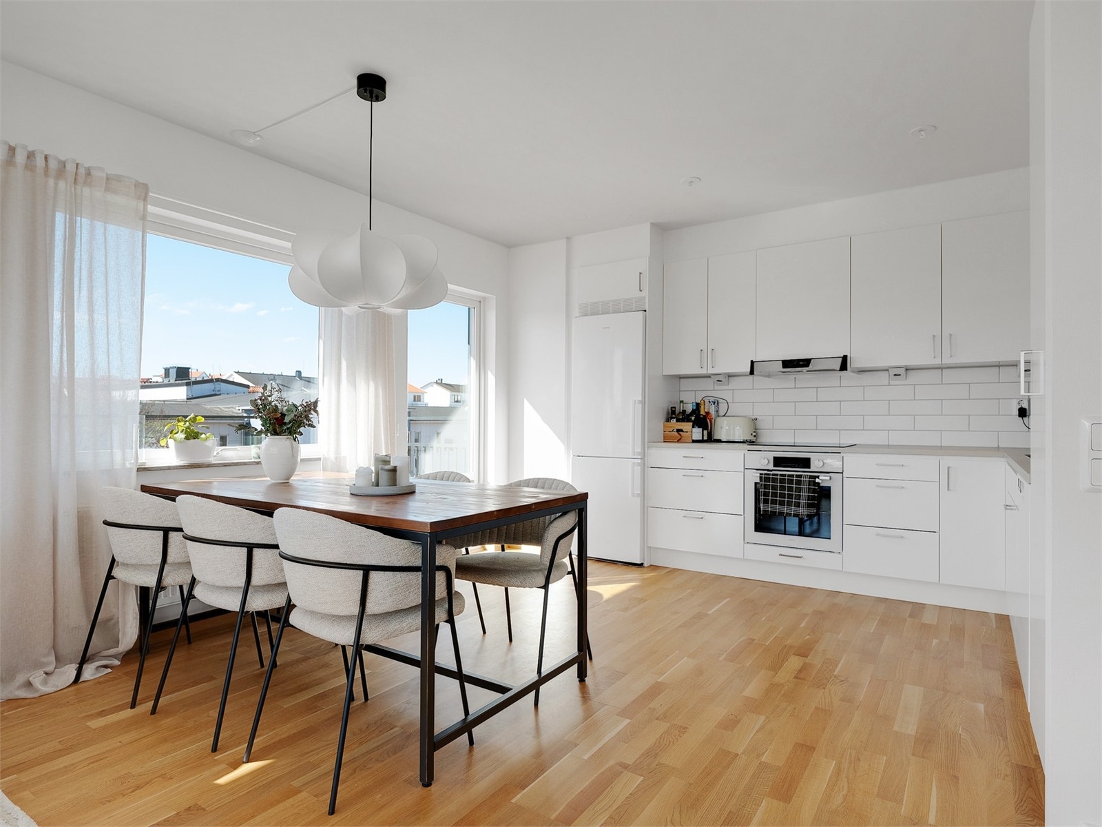 Kök med plats för matgrupp Galleribilde
