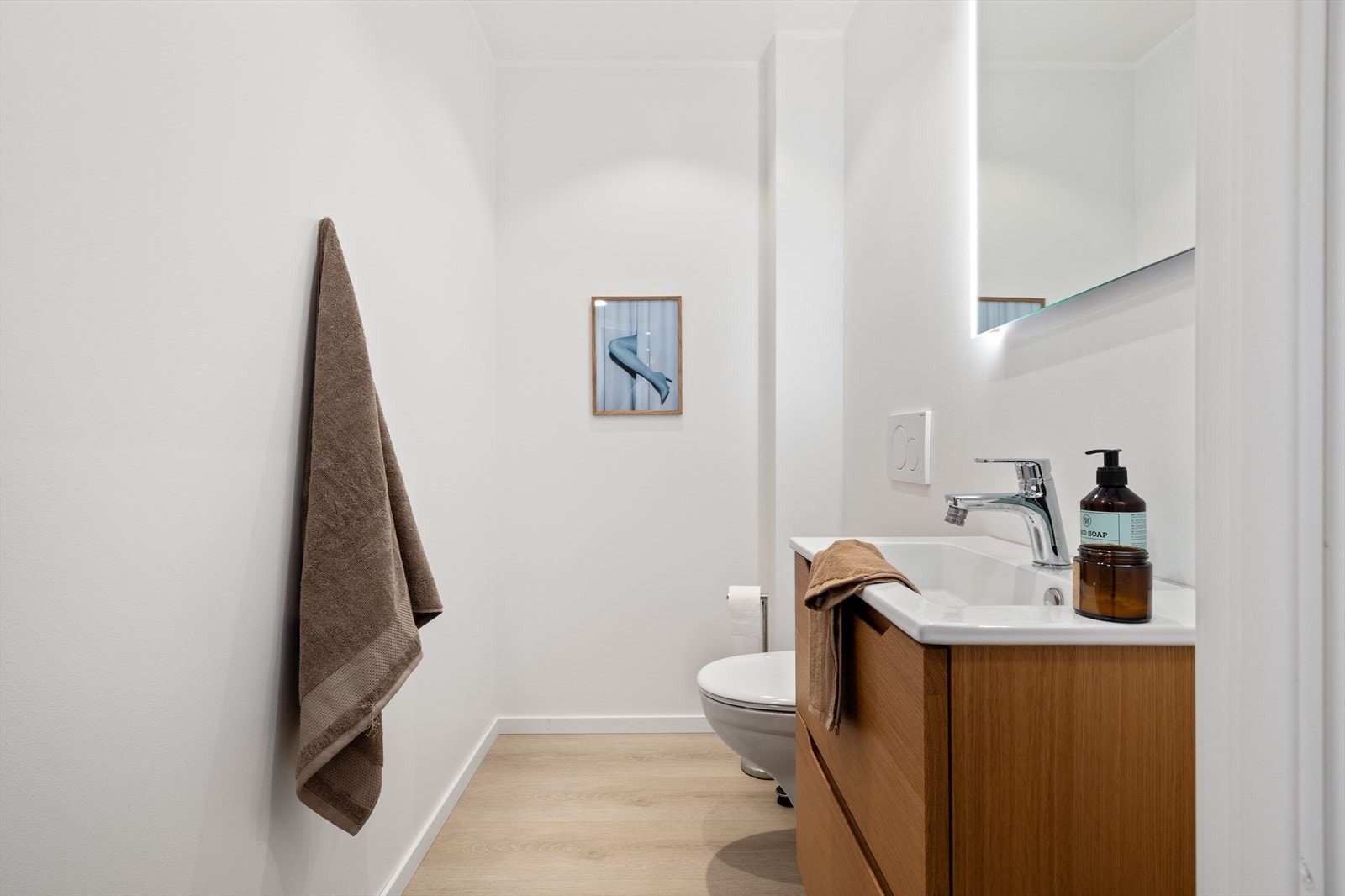 Praktisk wc-rom i 2.etasje! Galleribilde