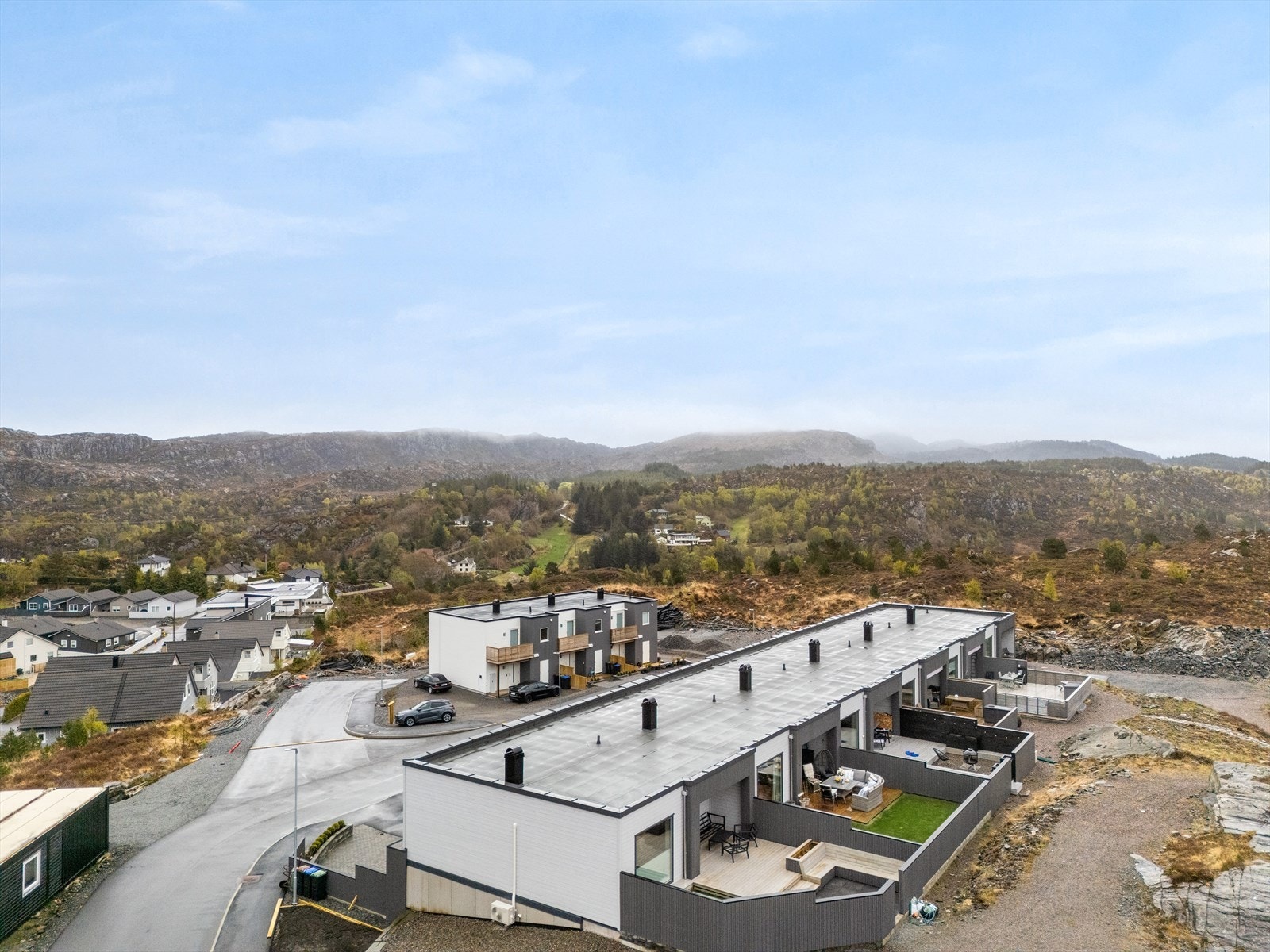 Området er barnevennlig med gangavstand til skole, barnehage, idrettsanlegg og kollektivtilbud! Galleribilde