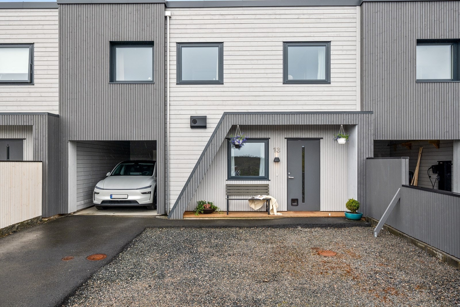 Rikelig med parkeringsplass på egen tomt samt en praktisk carport med el-lader! Galleribilde