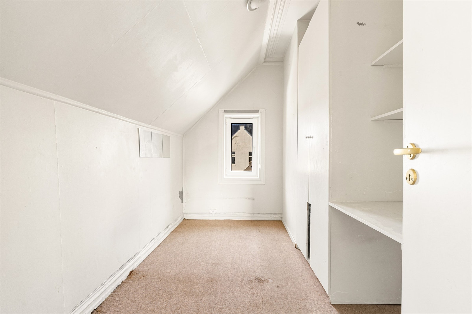 Soverom 4 med fastmontert garderobe og hylleseksjon Galleribilde
