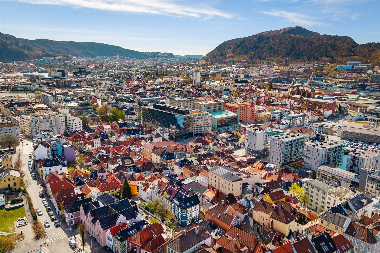 Fra boligen har du umiddelbar nærhet til Bergen sentrum med et bredt utvalg av shopping, restauranter, kaféer og kulturtilbud. Galleribilde