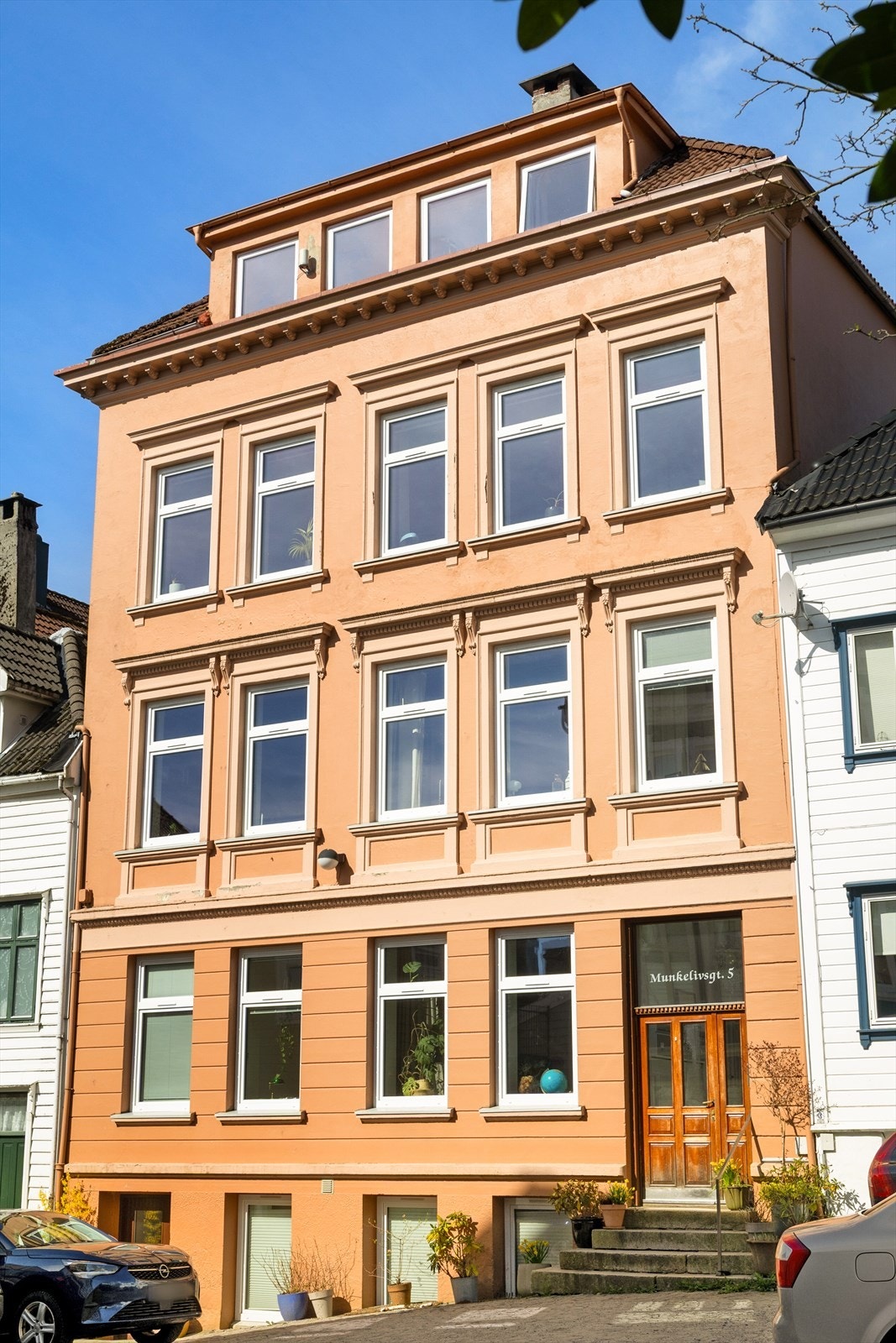 Flott fasade i en varm og fin farge og med fine detaljer Galleribilde