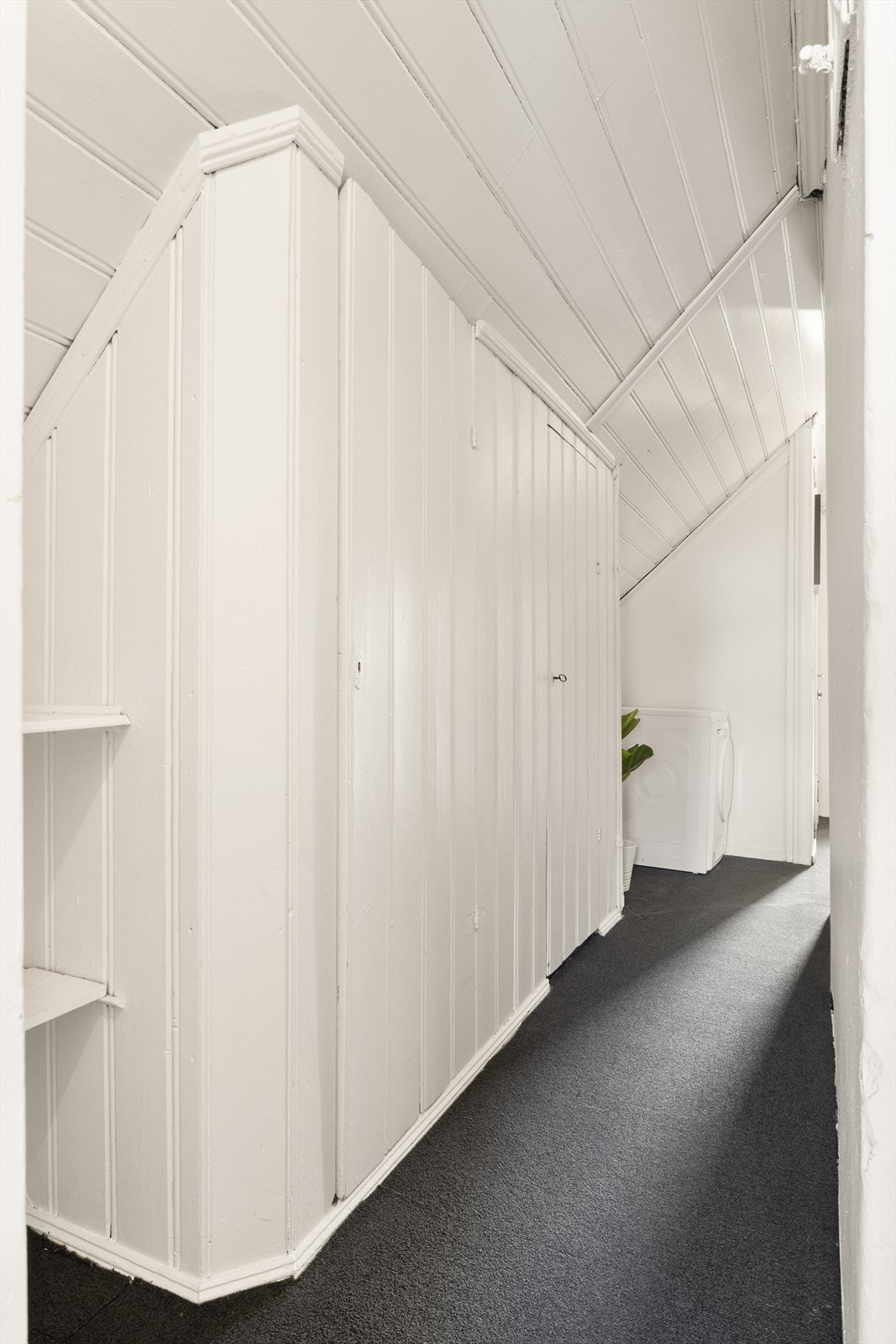 Fra gang 1 er det oppgang til loft, inngang til bad/wc og soverom 2 i tillegg til kott Galleribilde