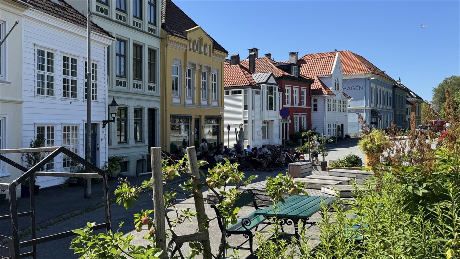Området på Nordnes kjennetegnes av sjarmerende, brosteinsbelagte gater og klassisk trehusbebyggelse Galleribilde