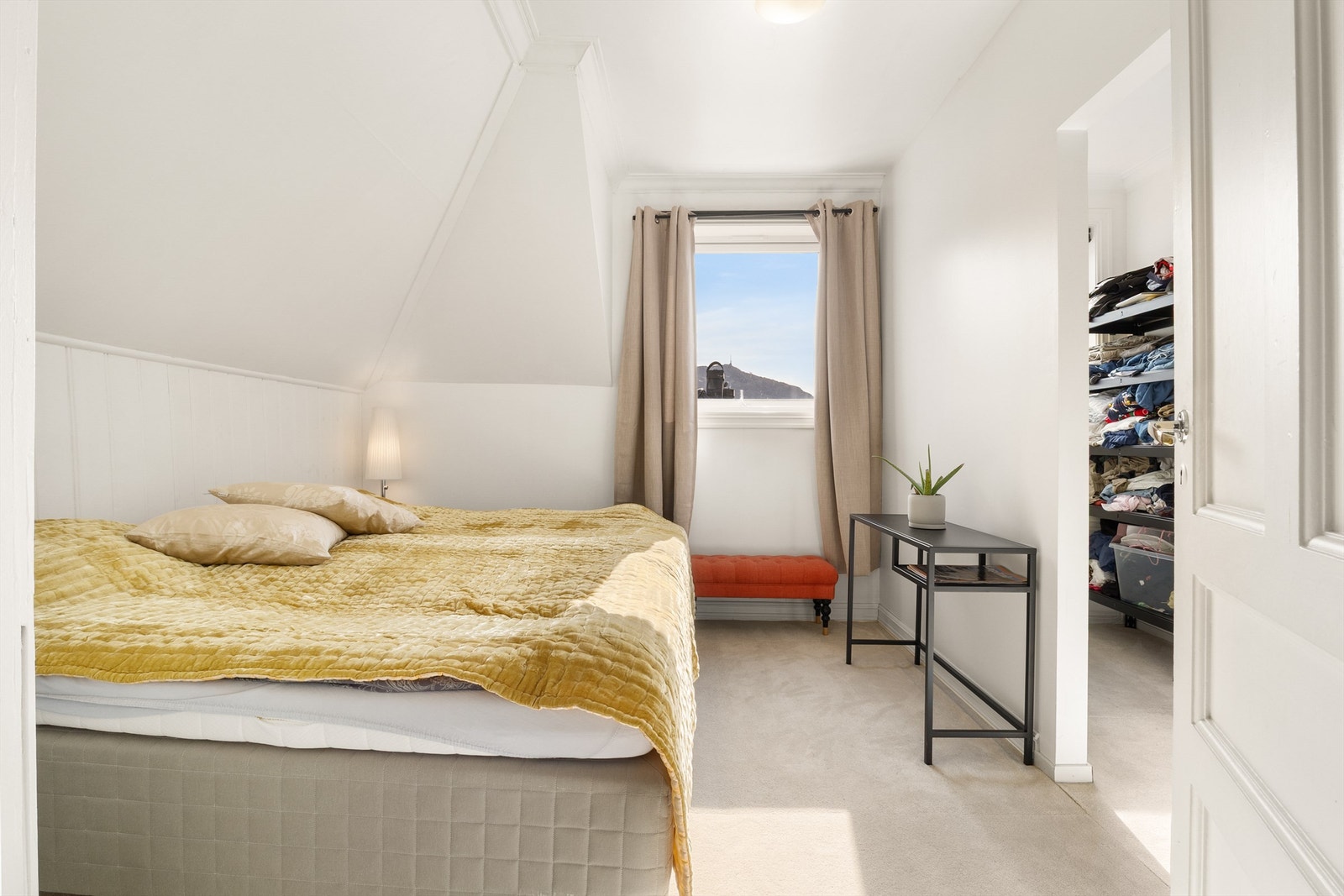 Utsikt og walk in closet Galleribilde