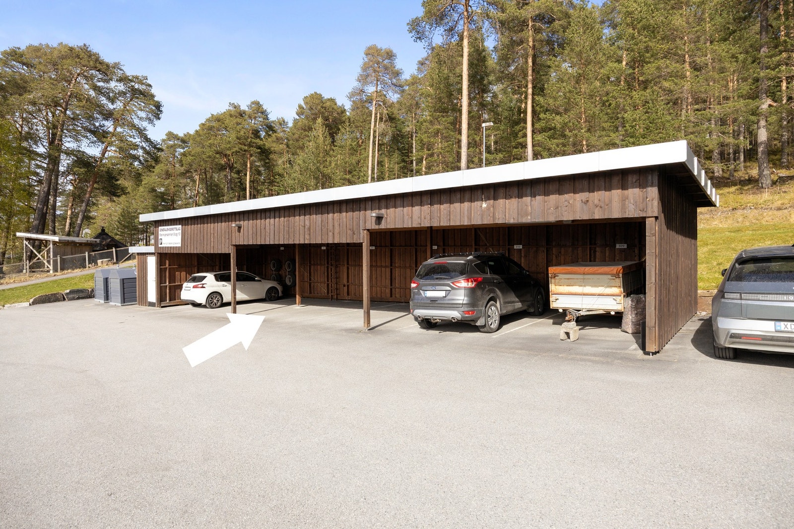 Det er parkering i carport i rekke. Galleribilde