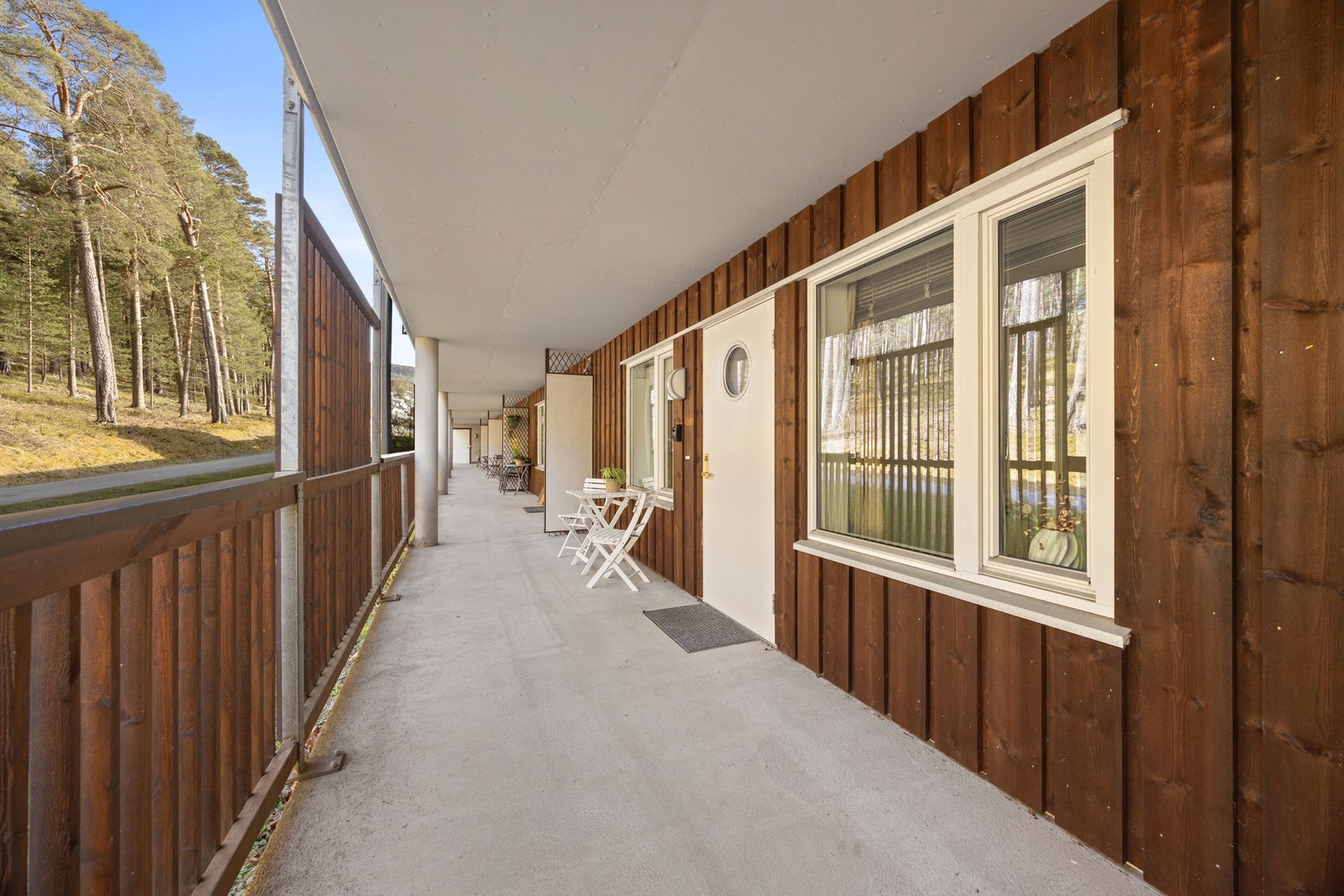 Inngangsparti. Det er heis i bygget. Galleribilde