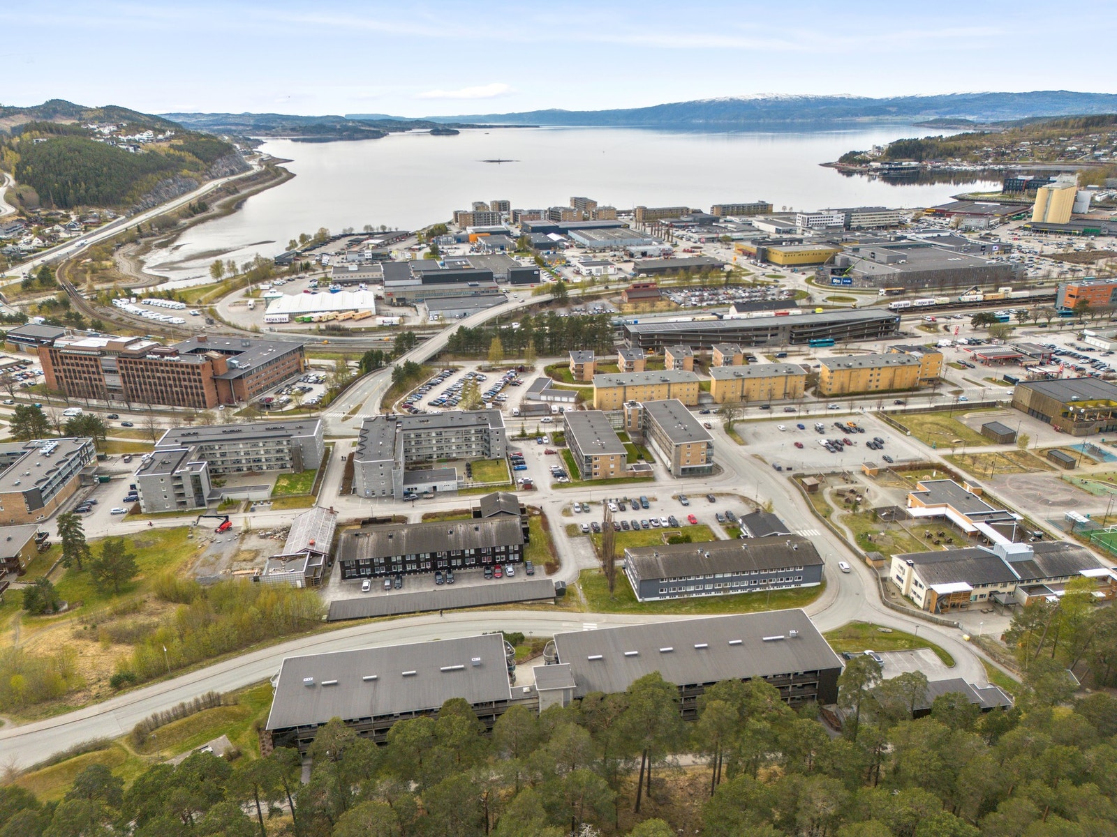 Fra leiligheten er det kort gangavstand til matbutikk, kjøpesenter, sentrumsfasiliteter, turløyper, barnehage og skole. Galleribilde