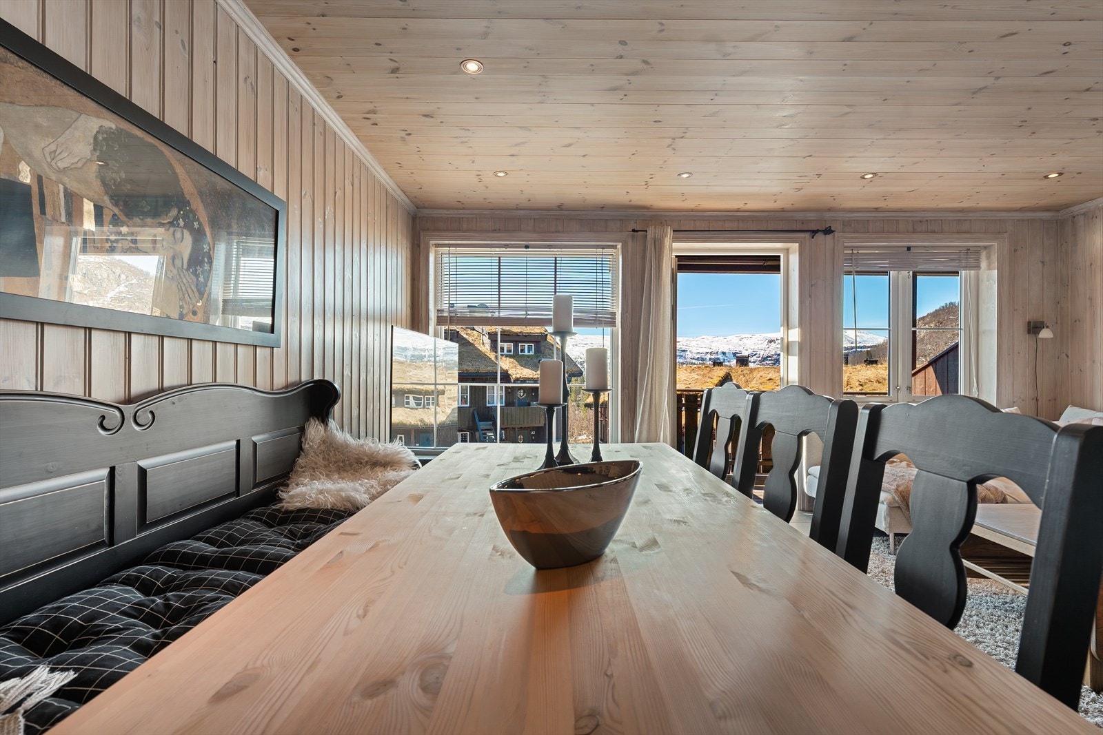 Fra stuebordet har man fin utsikt mot fjellene Galleribilde