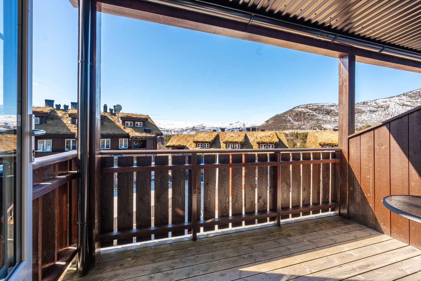 Fra balkongen har man utsikt mot Hovdens vakre fjellheim Galleribilde