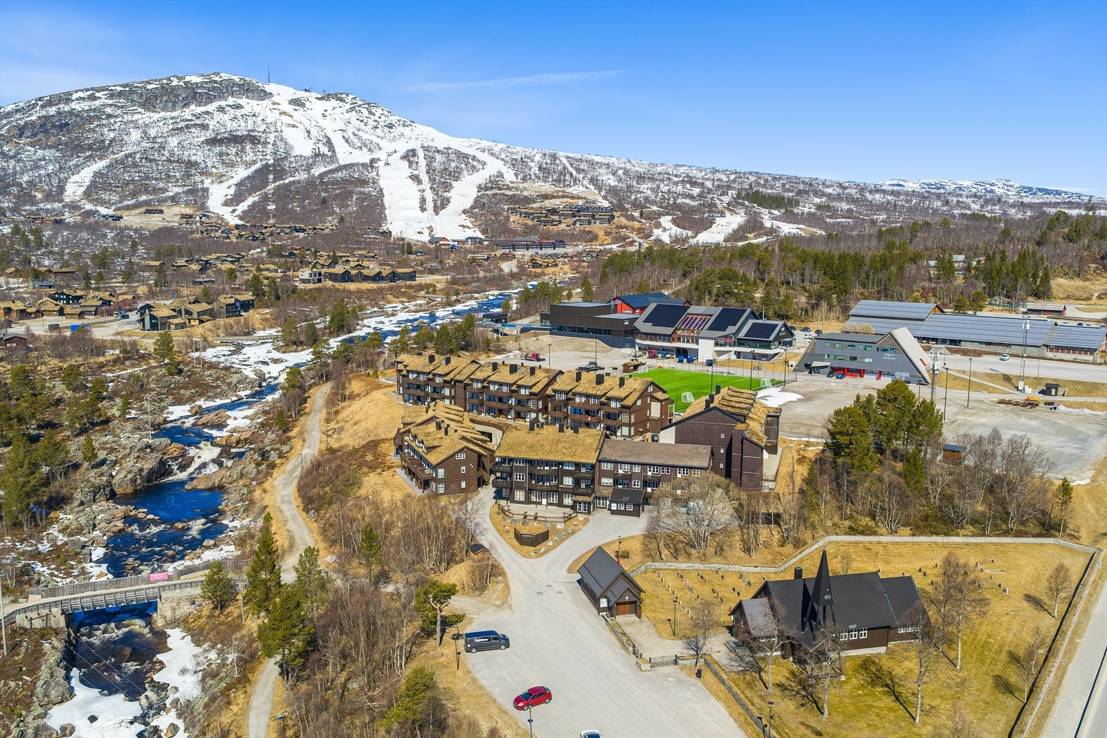 På vinteren har man flotte oppkjørte langrennsløyper som tar deg inn i Hovdens fantastiske fjellheim, samt kort avstand til alpinanlegg Galleribilde