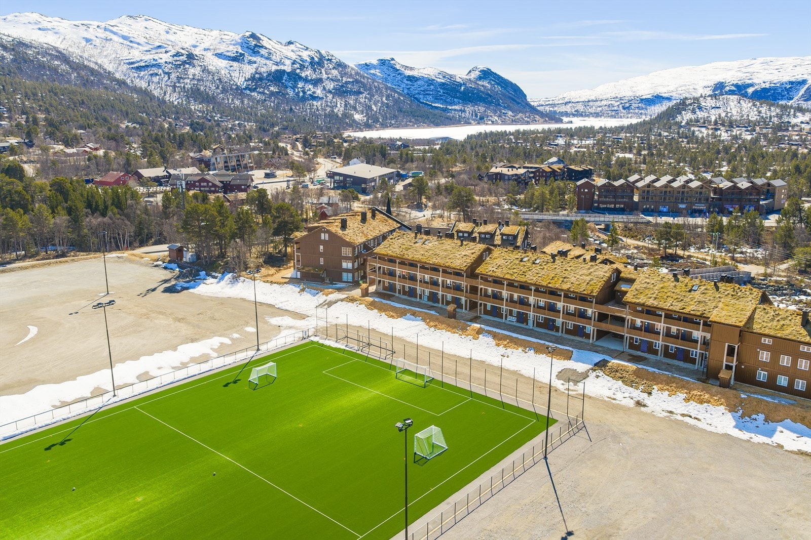 Like bortenfor leiligheten ligger både skøytebane og Hovden Fjellbad. Her er det aktiviteter for alle! Galleribilde