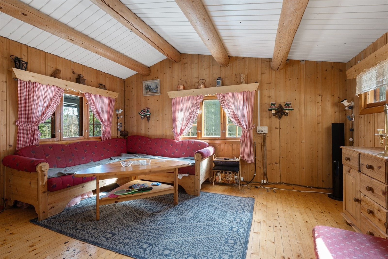 Romslig stue. Galleribilde