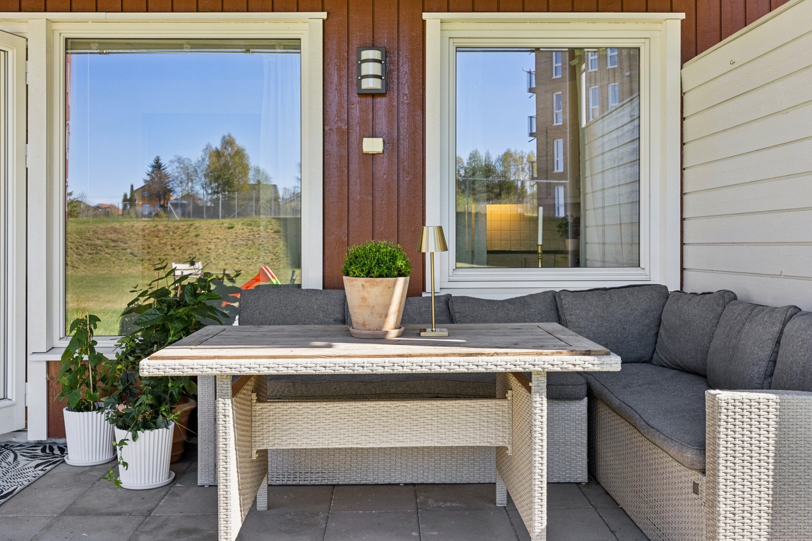 Uteplassen fremstår som et naturlig samlingspunkt i sommerhalvåret og gir en fin overgang mellom inne- og uteareal. Galleribilde