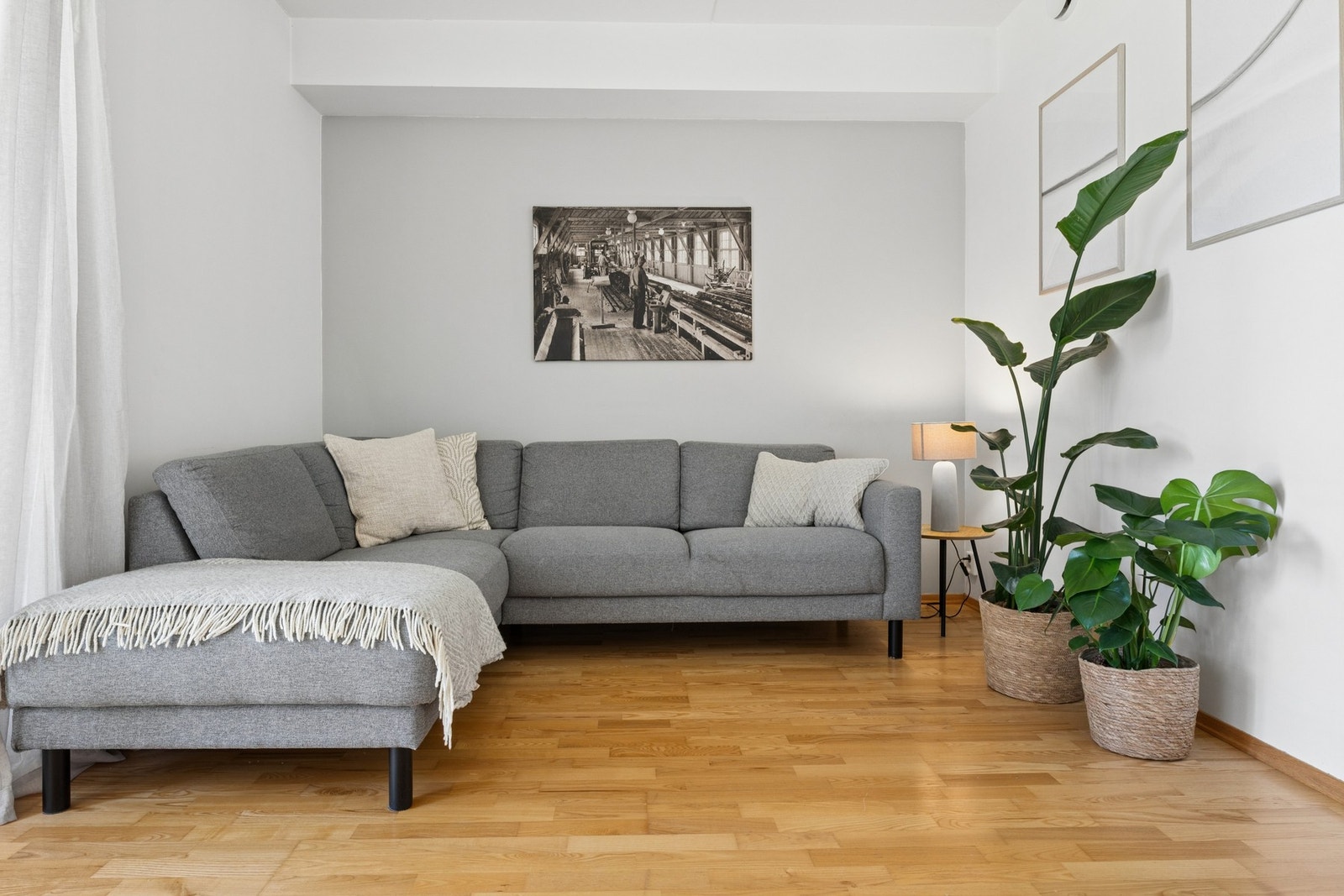 Fra stuen er det utgang til en koselig uteplass som forlenger oppholdsrommet i de varme månedene. Galleribilde