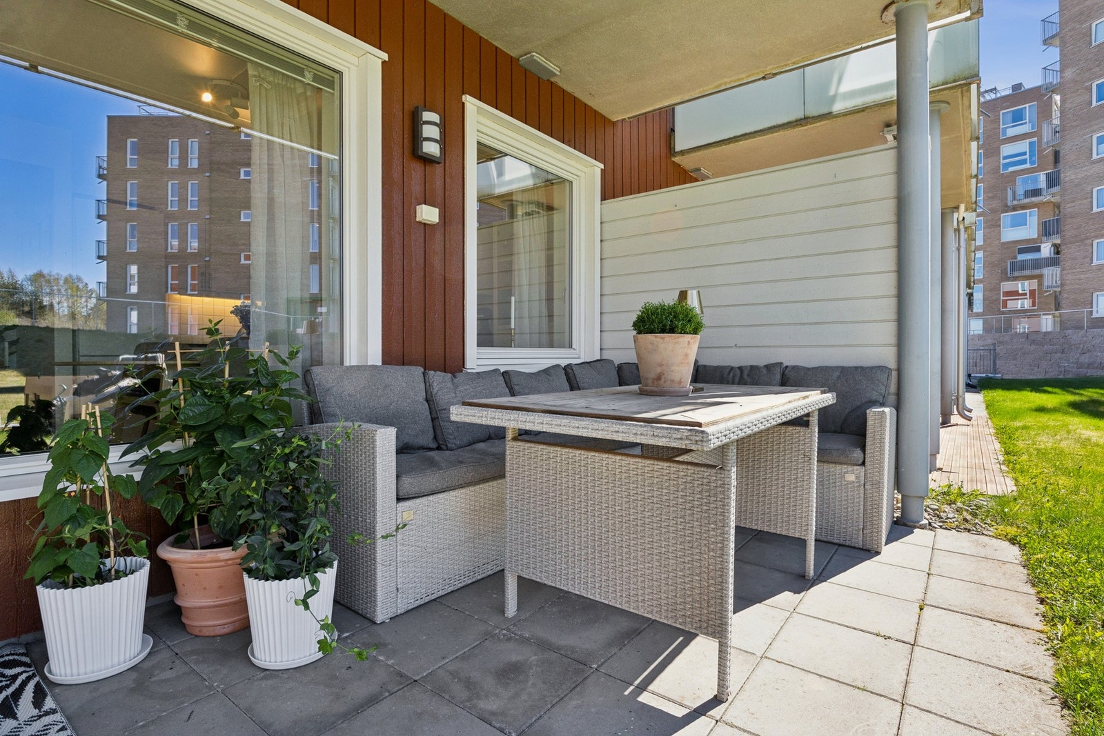 Fra stuen er det utgang til en hyggelig og delvis skjermet markterrasse med plass til utemøbler og sosiale soner. Galleribilde