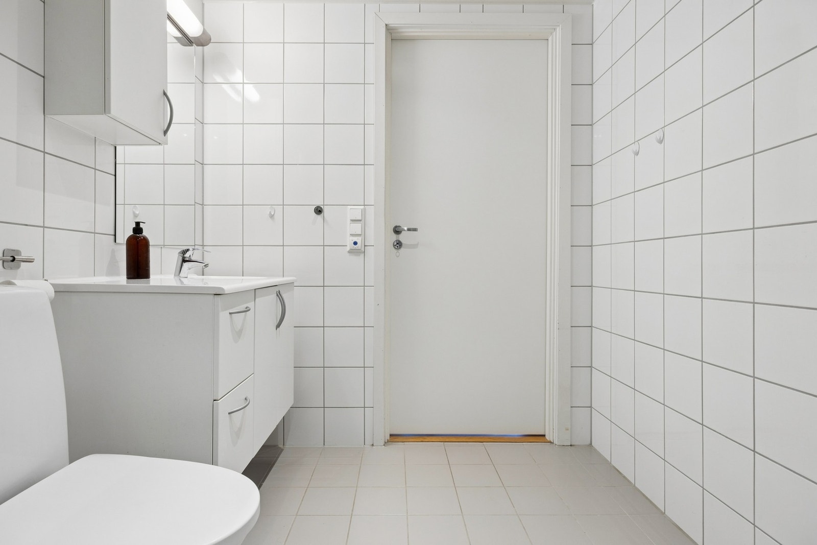 Badet er fra byggeår og fremstår som funksjonelt med lyse, tidløse overflater. Galleribilde