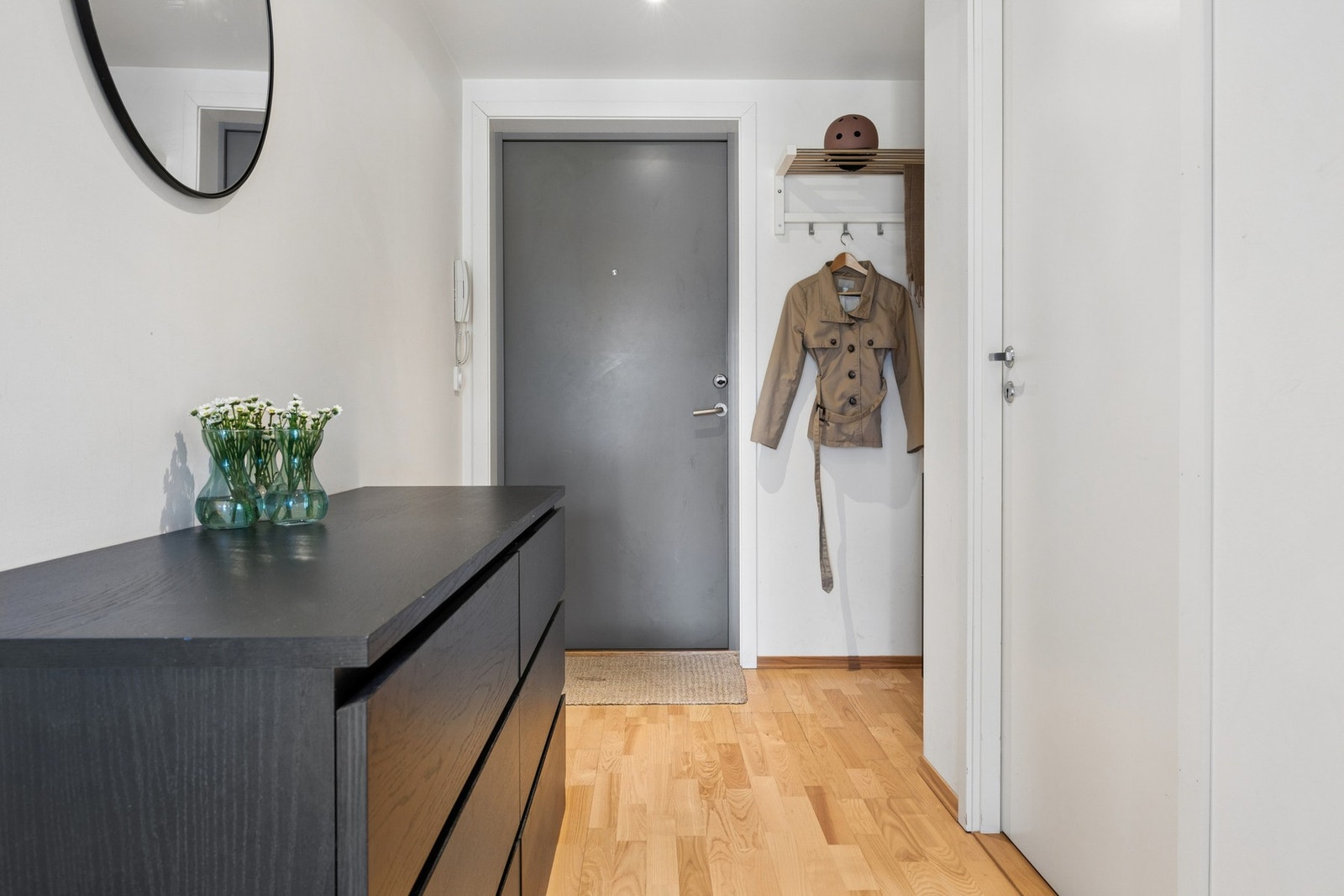 Boligen har en innbydende entré med plass til oppheng av yttertøy og sko. Galleribilde