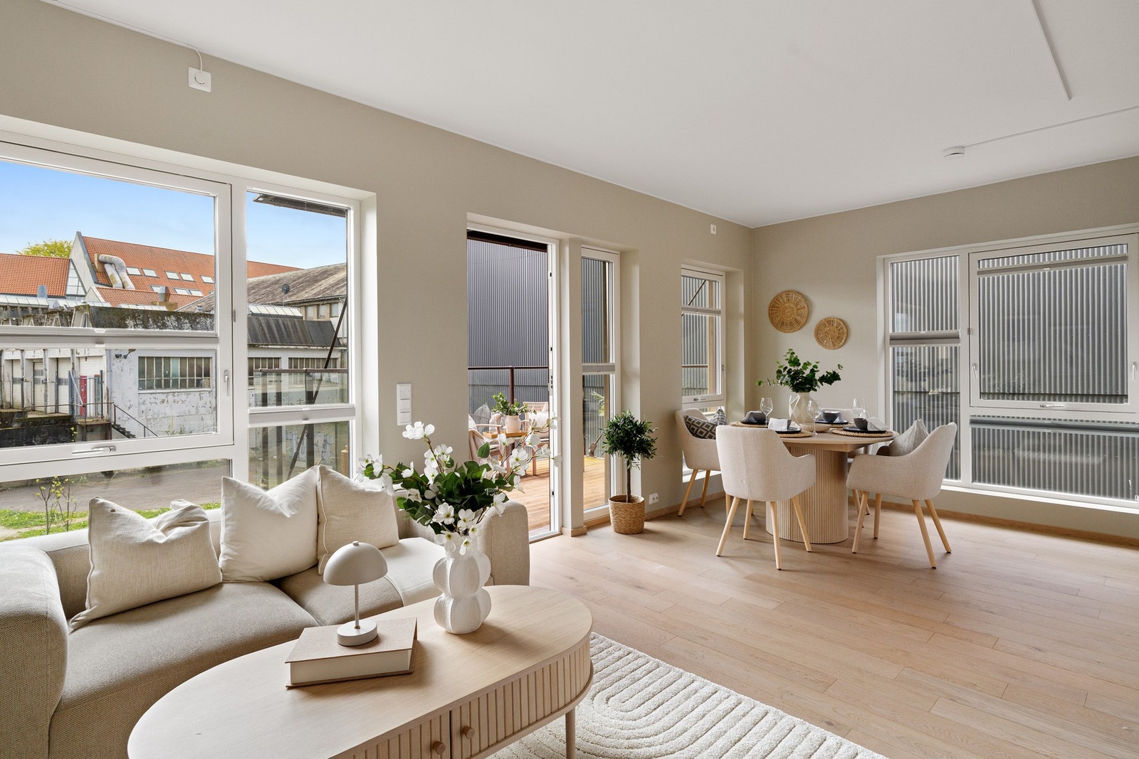 Velkommen inn. Lys, og innbydende stue - her er det moderne og høy standard! Galleribilde