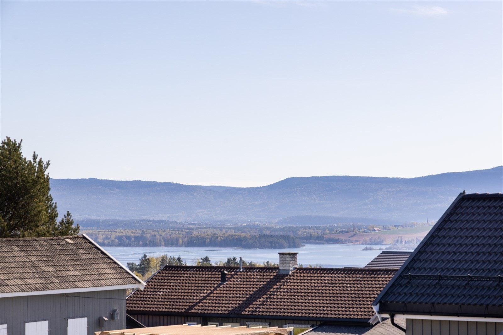 Fra eiendommen er det glimt av Tyrifjorden. Galleribilde