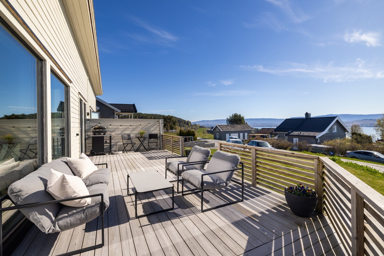 Den romslige terrassen er et naturlig samlingspunkt på varme dager, med god plass til utemøbler. Galleribilde