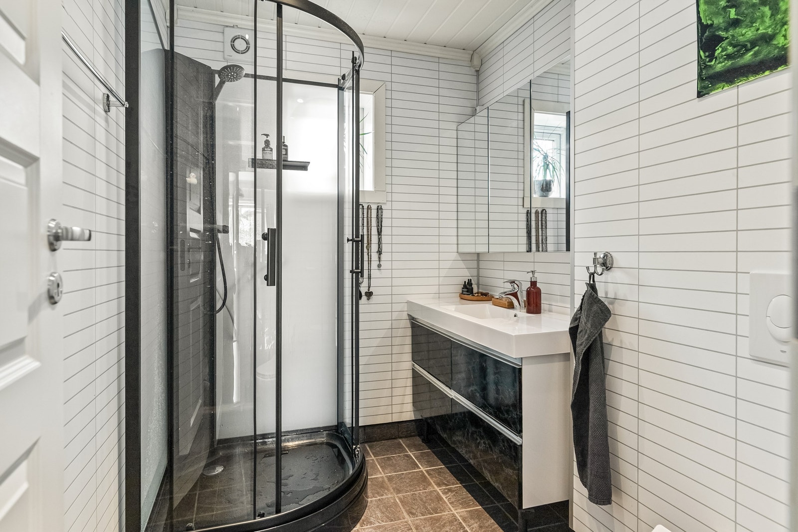 Badet har varmekabler i gulvet, dusjkabinett og servant med oppbevaring. Galleribilde