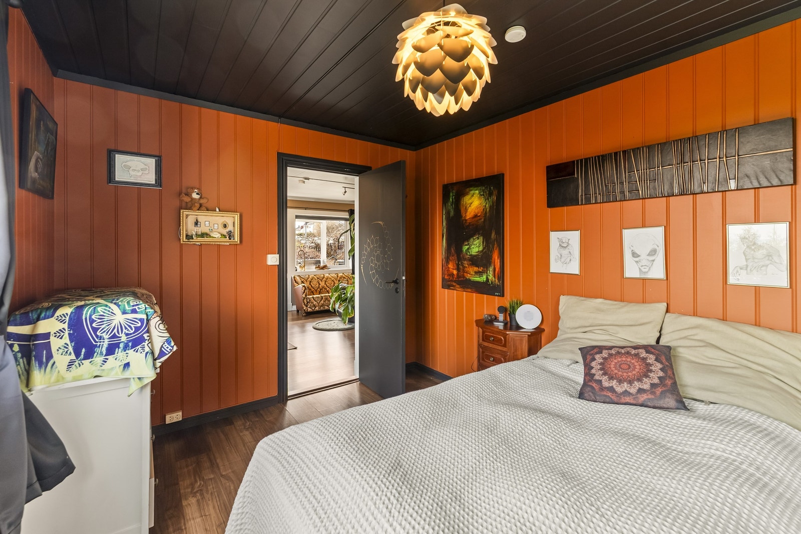 Soverommet har god plass til dobbeltseng og nattbord. Galleribilde