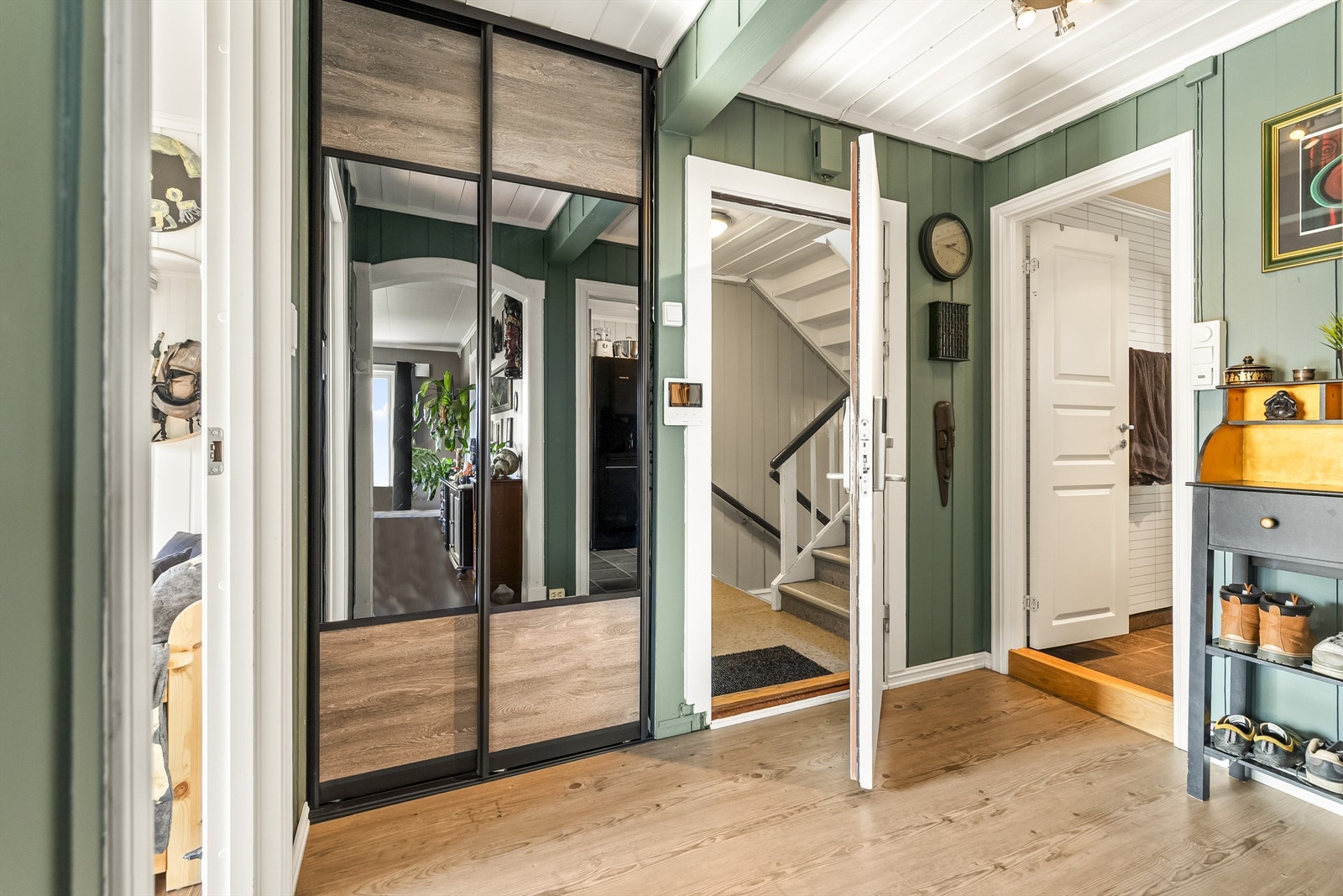Entréen har en skyvedørsgarderobe med speilfronter, med plass til yttertøy og sko. Galleribilde