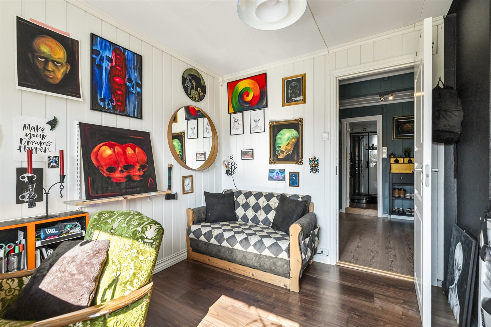 Rommet har plass til både sovesofa og arbeidsplass. Galleribilde
