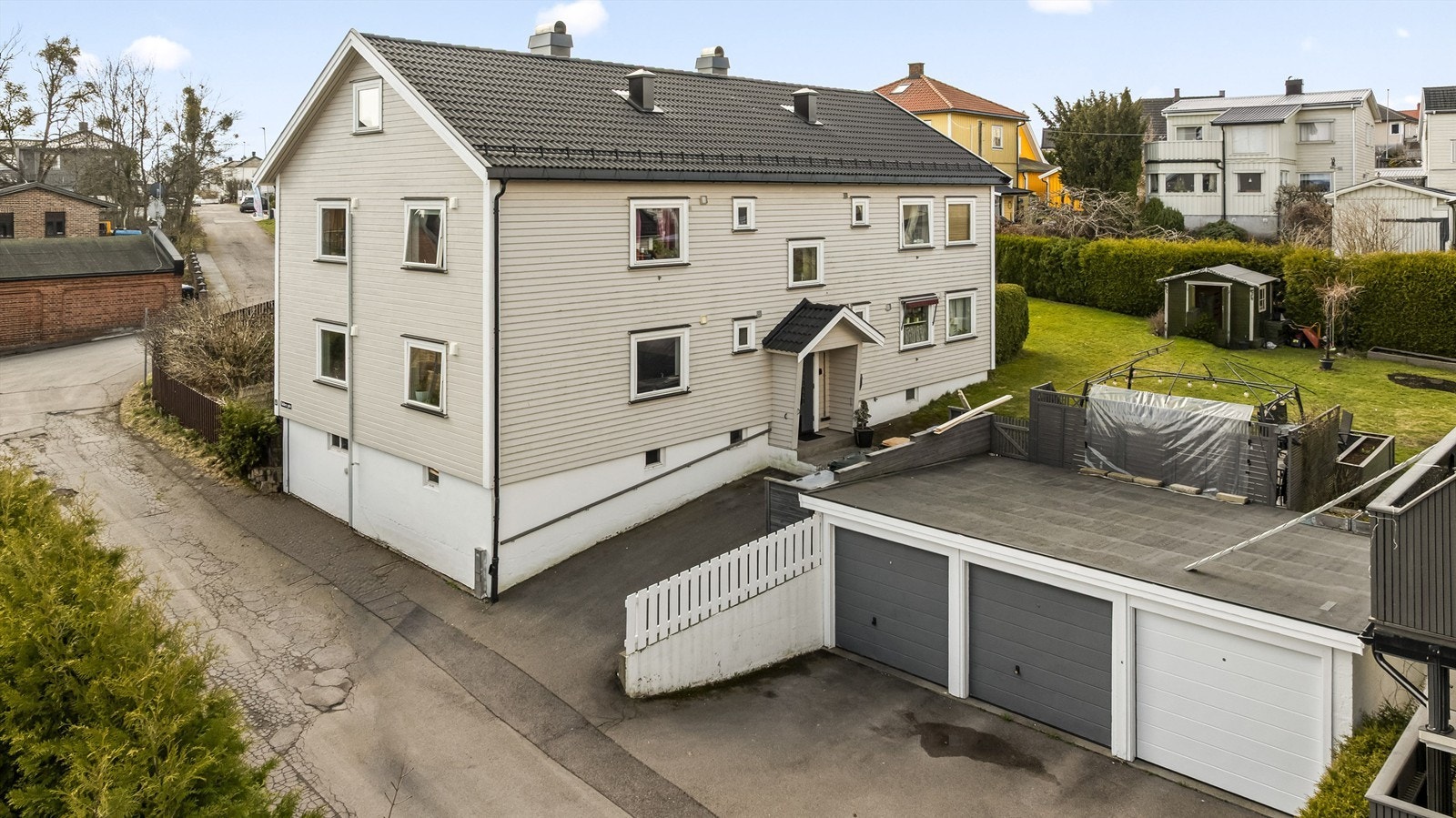 Bygget har en pen fasade med nyere kledning, en oppgradering utført av borettslaget. Galleribilde