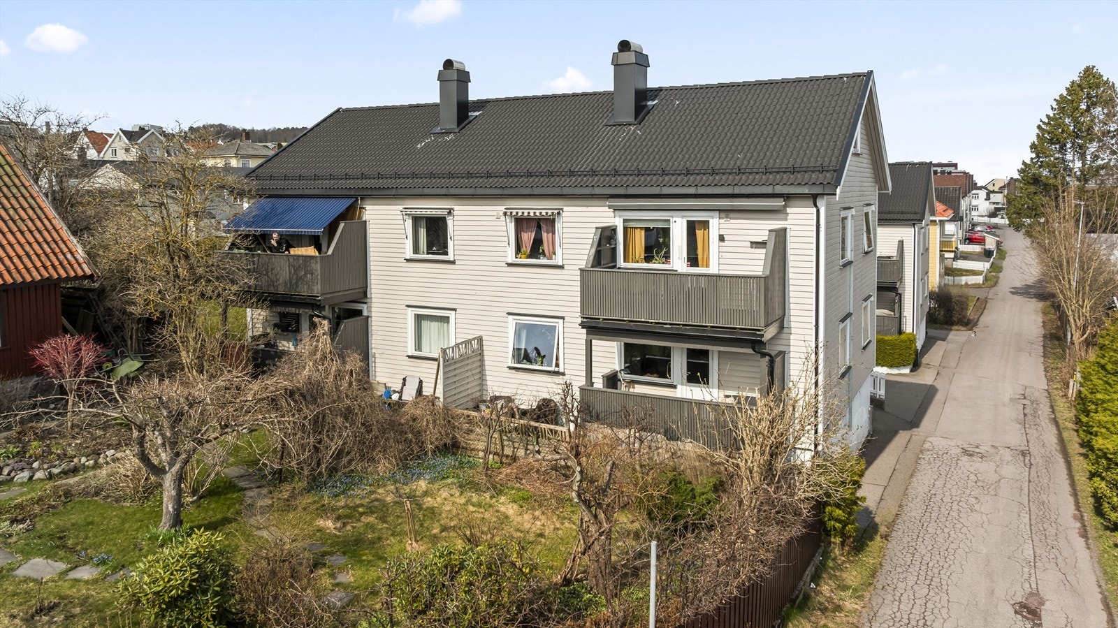 Eiendommen ligger 1. etg. i et rolig og etablert boligområde. Galleribilde