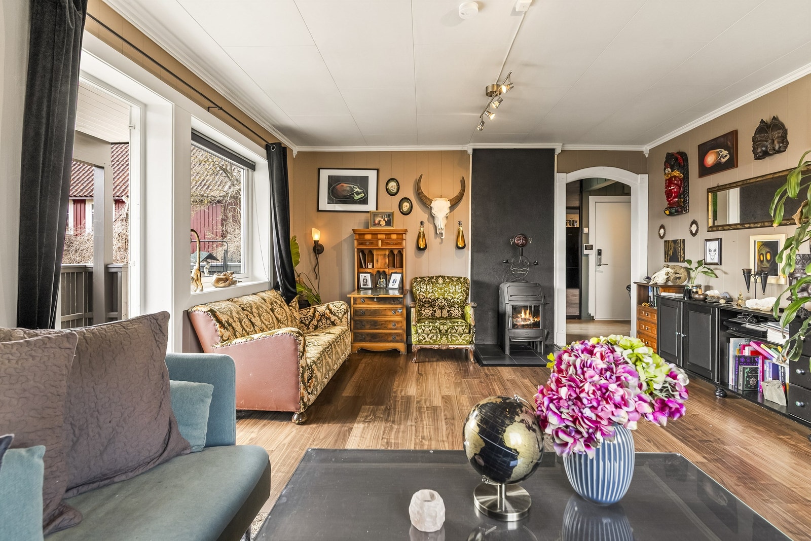 En hyggelig stue med utgang til terrasse. Galleribilde