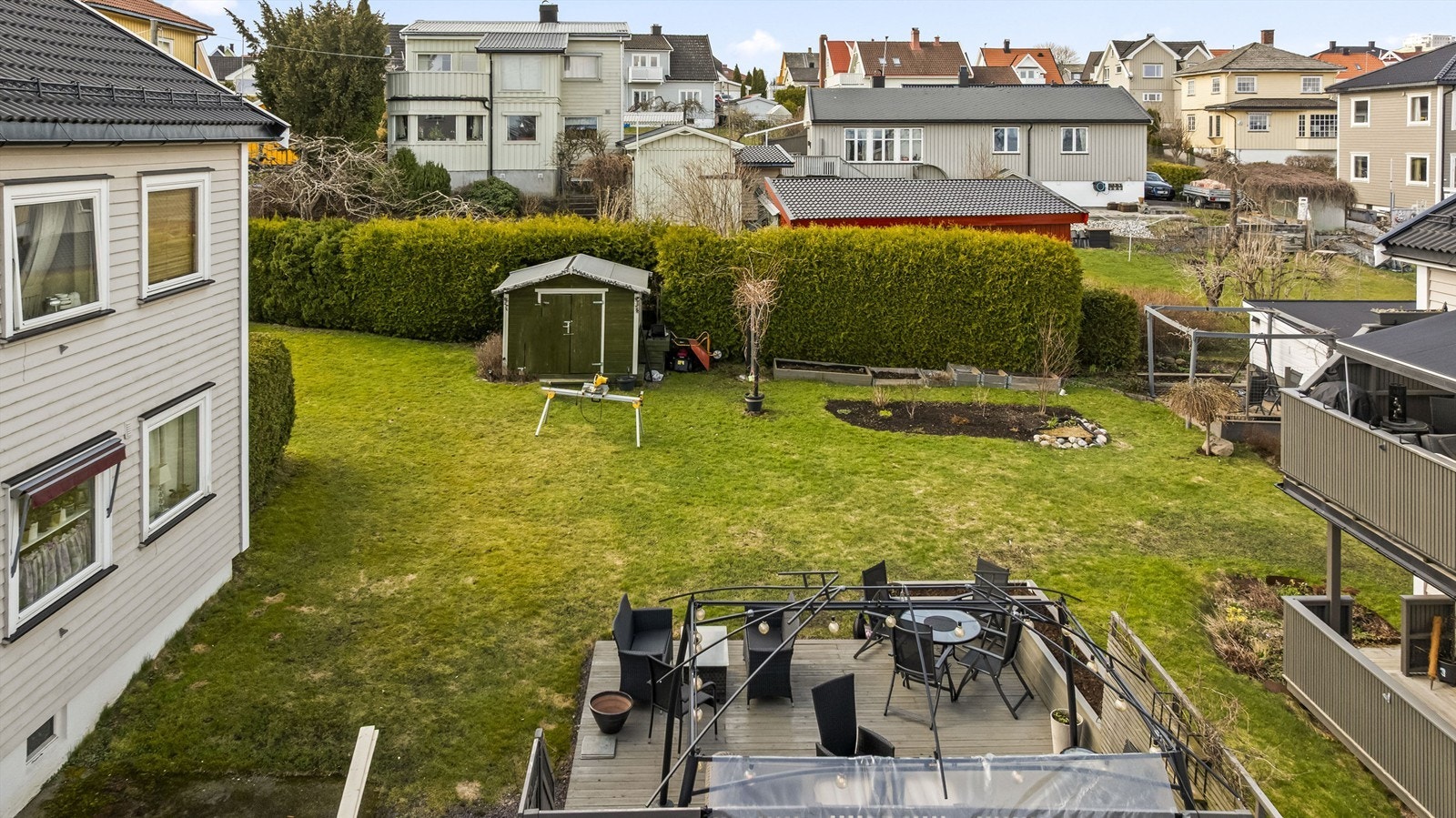 Oversikt over den private uteplassen og den felles hagen. Galleribilde
