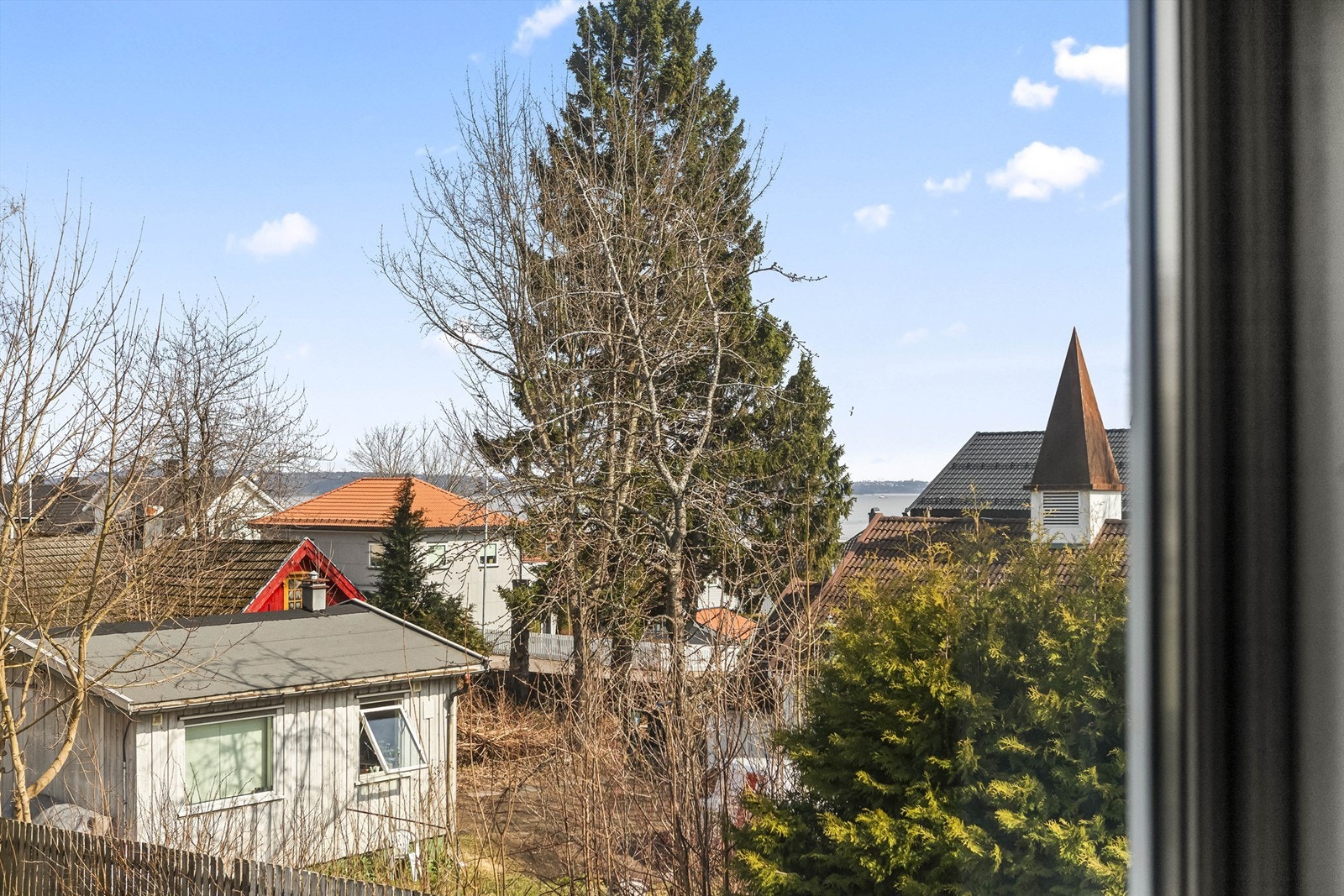 Fra deler av leiligheten er det glimt av sjøen. Galleribilde