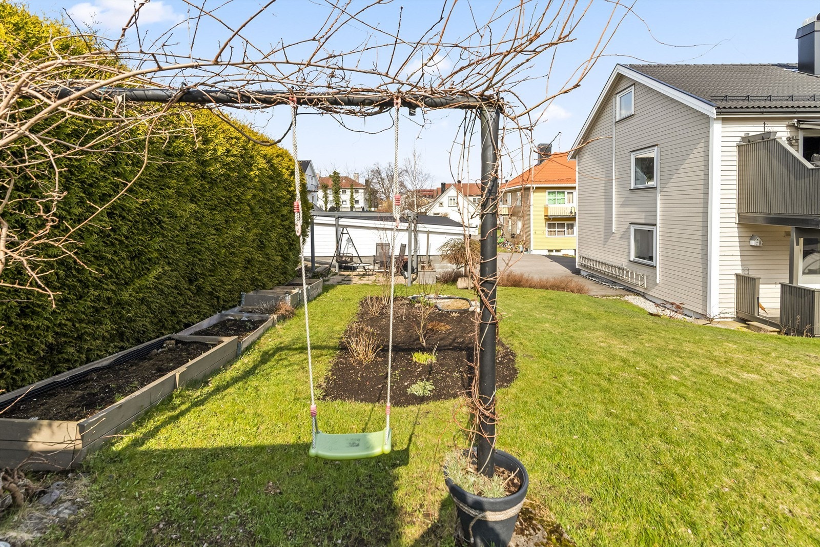 Fellesområdet er utstyrt med sitteplasser og grill til disposisjon for beboerne. Galleribilde