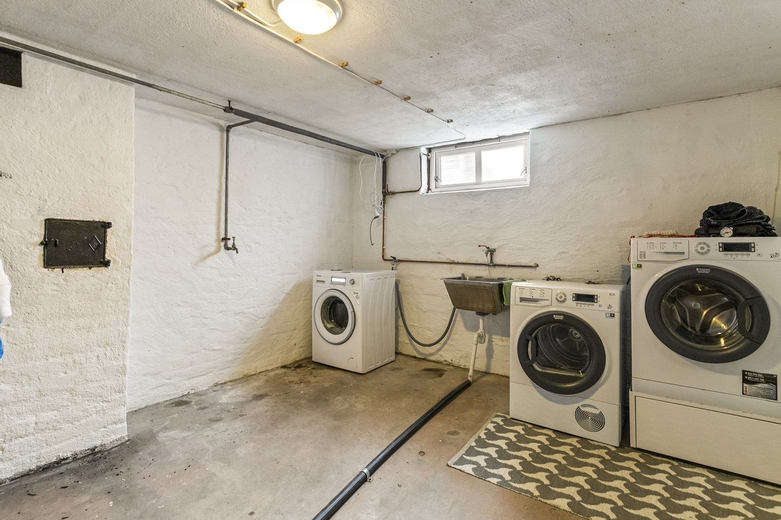 I kjelleren er det et felles vaskerom med opplegg for vaskemaskin og tørketrommel. Galleribilde