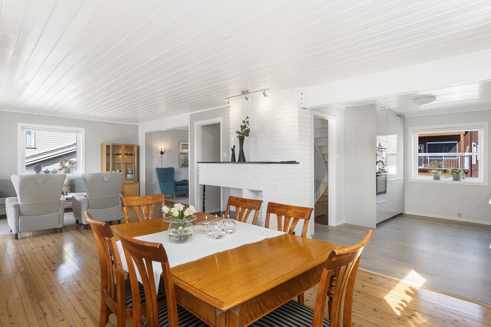 Stor vinkel-stue med åpen kjøkkenløsning. Galleribilde
