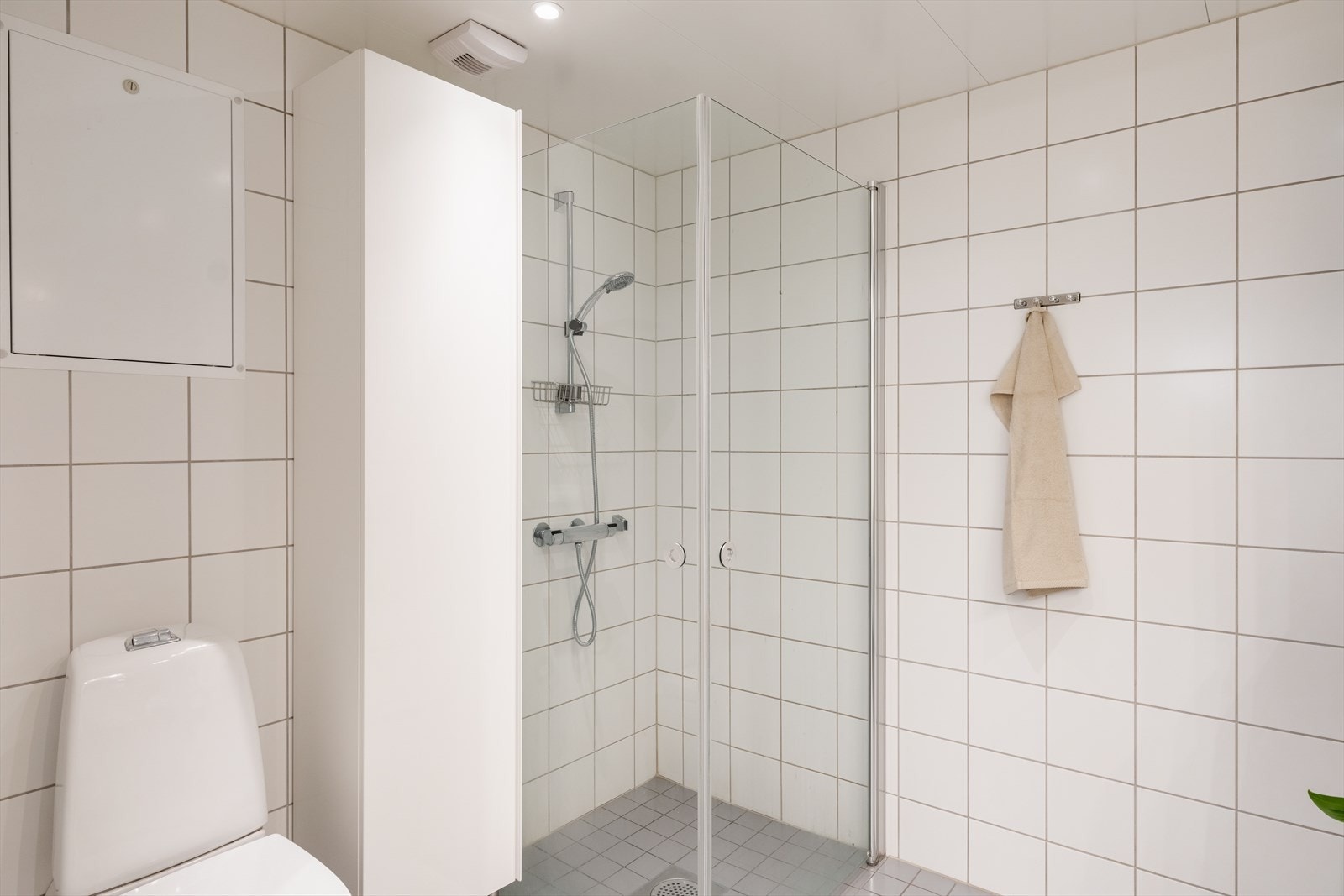 Badet er en prefabrikkert våtromskabin fra byggeåret 2015, med avtrekk via balansert ventilasjonsanlegg. Galleribilde